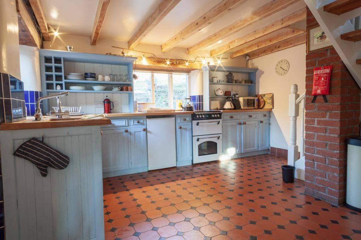 Lee House Farm Holiday Cottage With Possible Use Of Hot Tub Ninety Pounds A Session Waterfall ภายนอก รูปภาพ